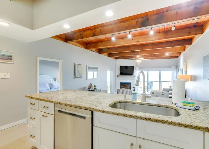 Walk To Dining Beachfront Indian Shores Apartment *